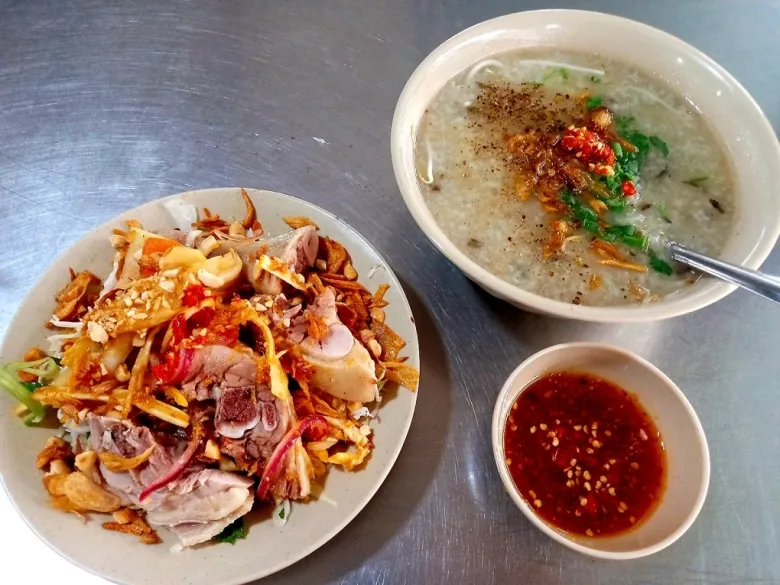 Gỏi vịt đặc trưng Sài Gòn