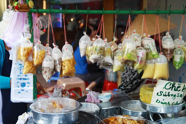 Quán chè mang về độc đáo ở Sài Gòn
