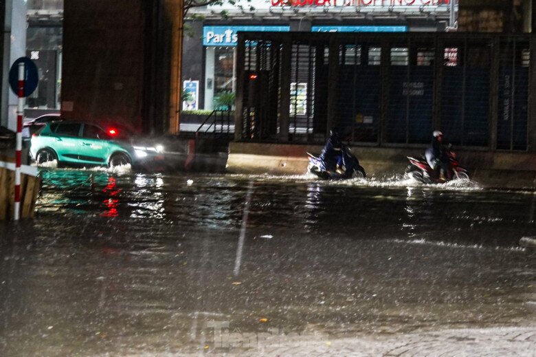 Theo ghi nhận của PV Tiền Phong, cơn mưa lớn kéo dài từ tờ mờ sáng 1/5.