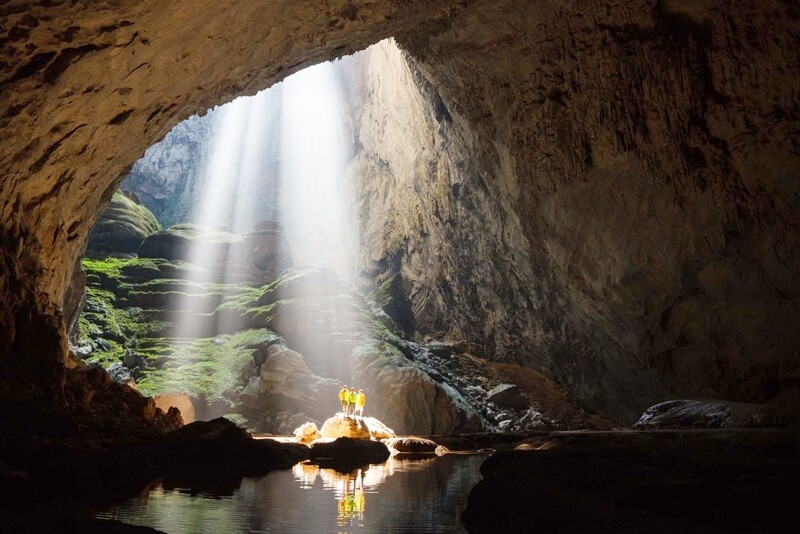 Đứng đầu danh sách là hang Sơn Đòong thuộc quần thể hang động Phong Nha - Kẻ Bàng (Quảng Bình). Đây cũng là hang động lớn nhất thế giới với chiều rộng 150m, chiều cao 200m và chiều dài gần 9km, ước tính tổng diện tích là 36,8 triệu m2.
