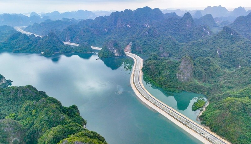Đường bao biển Hạ Long - Cẩm Phả là hầm đường bộ dài nhất tỉnh Quảng Ninh, có mức đầu tư lên 2.290 tỷ đồng, thông xe vào tháng 1.2022. Đường có 6 làn xe, rộng 18,7m. Điểm nhấn của công trình là hai ống hầm xuyên núi, dài 235m, mỗi ống có 3 làn xe.  