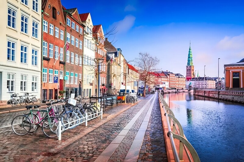 Thủ đô Copenhagen của Đan Mạch được xếp hạng là thành phố hạnh phúc nhất thế giới vì kết hợp tuyệt vời giữa lịch sử, hiện đại và tính bền vững. Copenhagen đạt điểm cao vì ưu tiên đổi mới và tập trung vào giáo dục, sức khỏe của người dân.
