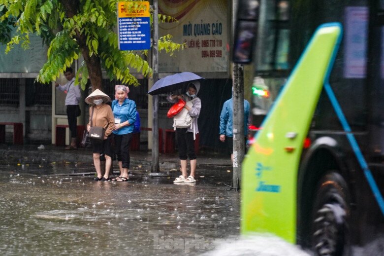 Tình trạng tương tự cũng xảy ra tại khu vực ga Cầu Giấy, khi nước ngập kín mặt đường, khiến người dân gặp nhiều khó khăn trong việc bắt xe buýt và di chuyển.