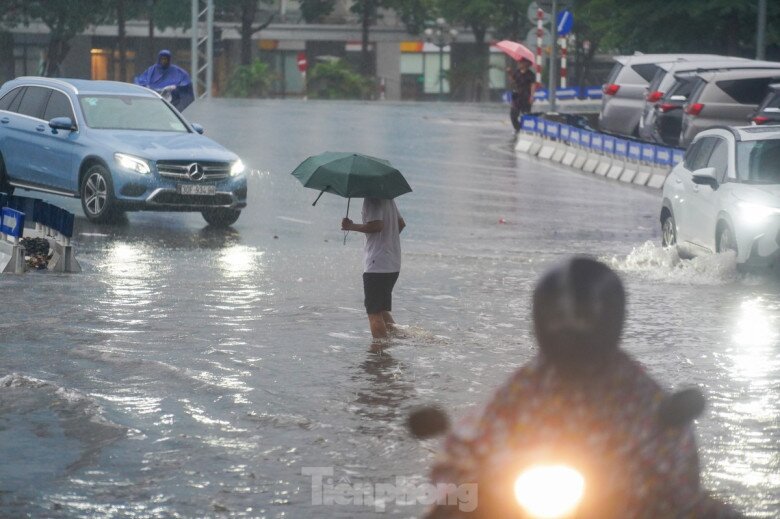 Tại đường Kim Mã, nước ngập cao đến đầu gối.