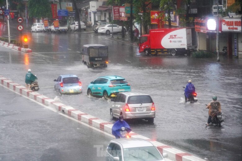 Khu vực đường Nguyễn Chí Thanh cũng ngập nhẹ sau cơn mưa sáng nay.