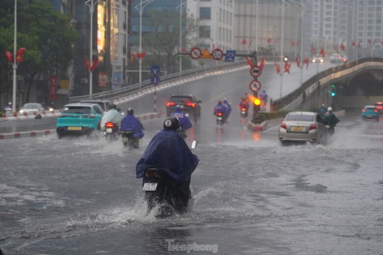 Mưa như trút nước, nhiều tuyến đường ở Hà Nội ngập sâu trong ngày thứ 2 nghỉ lễ 30/4 - 16