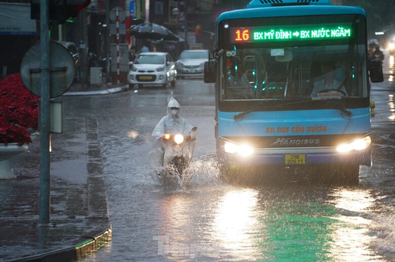 Dự báo từ mai (2/5), miền Bắc ít mưa, trời hửng nắng nhẹ. Khoảng 5-6/5, miền Bắc có thể đón mưa dông trở lại.