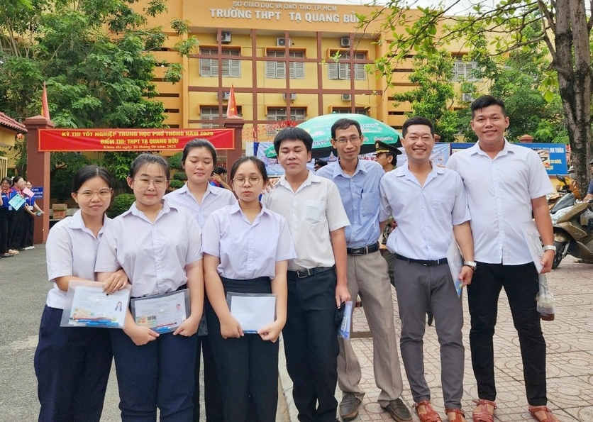 Anh Trần Tiến Phước (thứ hai từ phải qua) và các bạn thí sinh tại điểm thi