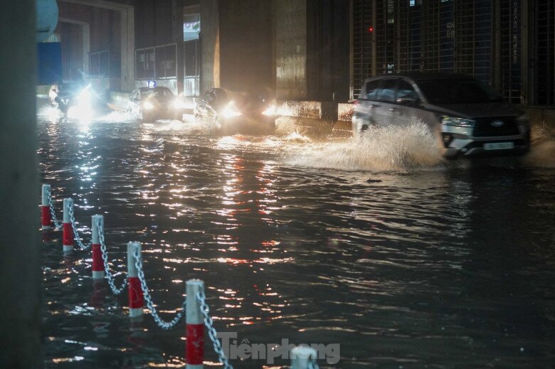 Nhiều tuyến phố ở Hà Nội rơi vào tình trạng ngập úng, người dân gặp nhiều khó khăn khi di chuyển.