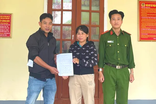 Chị Thủy nhờ công an tìm người chuyển khoản nhầm để trả lại.
