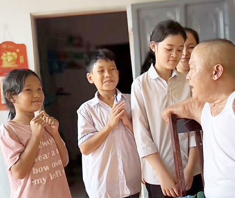 Khoảnh khắc đời thường vui vẻ của cả nhà