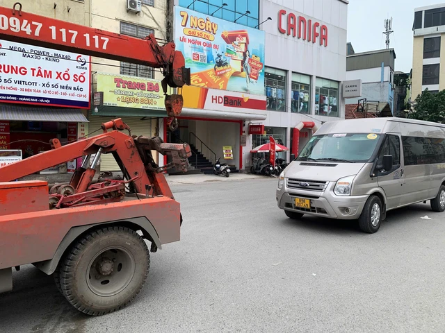Một phương tiện bị cẩu đi do tại thời điểm kiểm tra tài xế, chủ xe không xuất hiện để làm việc.