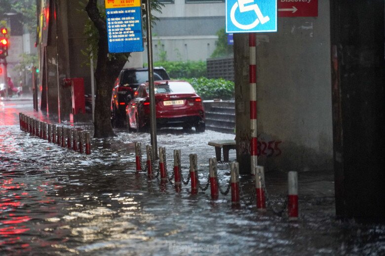 Mưa như trút nước, nhiều tuyến đường ở Hà Nội ngập sâu trong ngày thứ 2 nghỉ lễ 30/4 - 3