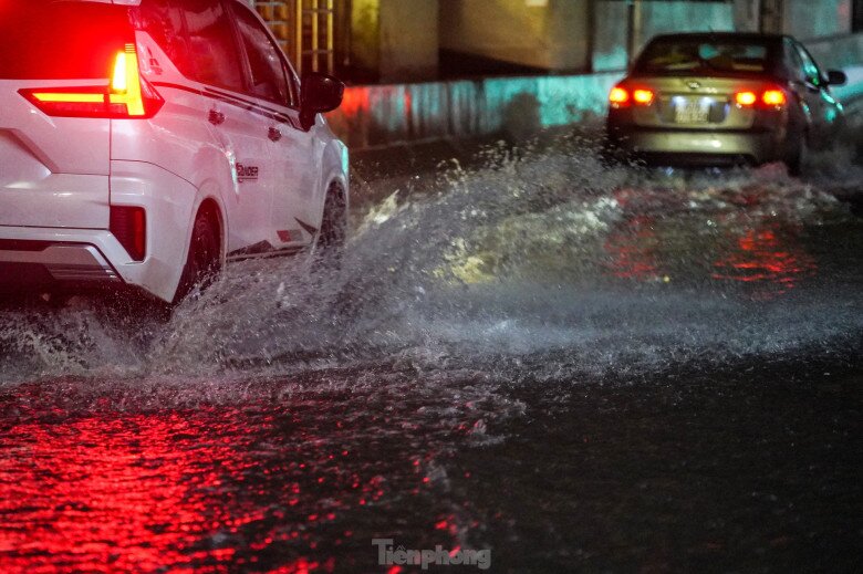 Mưa như trút nước, nhiều tuyến đường ở Hà Nội ngập sâu trong ngày thứ 2 nghỉ lễ 30/4 - 4