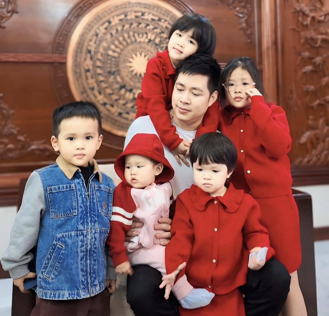 Ngoài công việc, chồng chị Thủy cũng dành thời gian chơi cùng các con