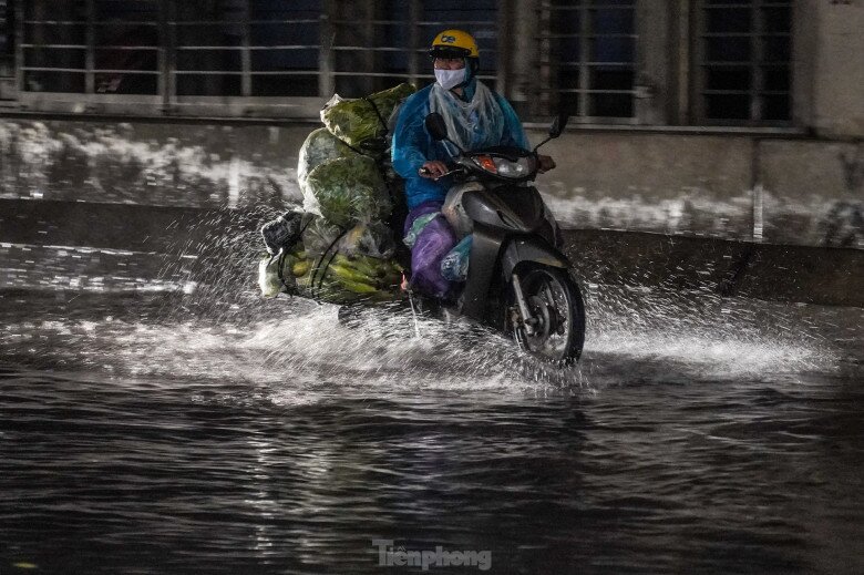 Khoảng 6h, đường Cầu Giấy (khu vực ga Chùa Hà) đã ngập.