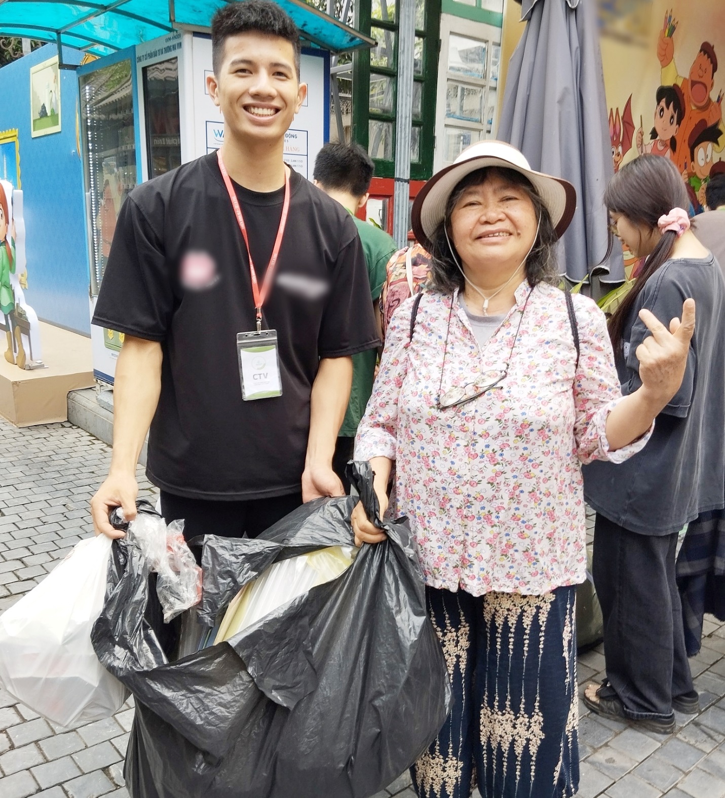 Bà Phương rất vui vì có nhiều tình nguyện viên tham gia hoạt động ý nghĩa này