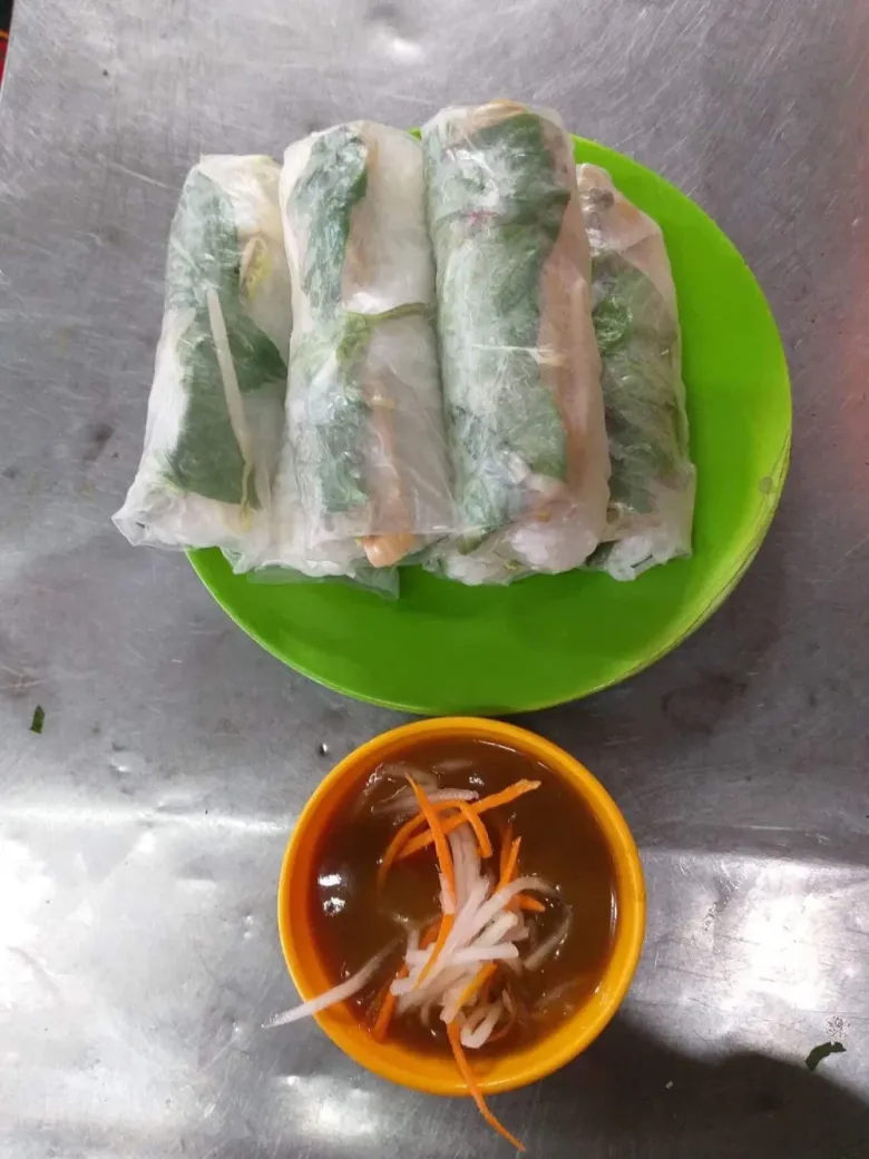 Món gỏi cuốn có giá rất rẻ, chỉ 4.000 đồng/cuốn