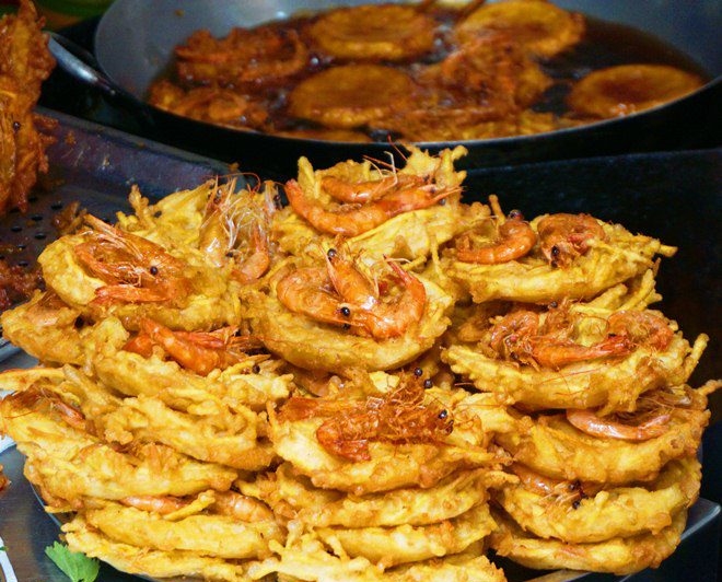 Bánh tôm Cô Ầm hấp dẫn thực khách