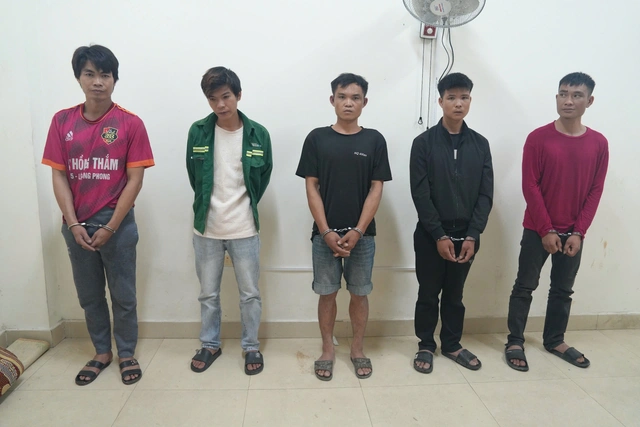 Các đối tượng liên quan tại cơ quan công an. Ảnh: V. Hậu