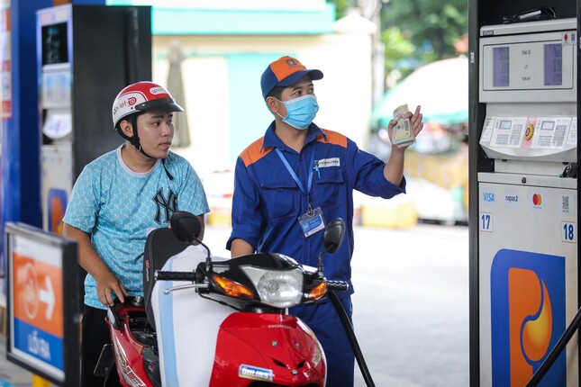 Giá xăng dầu giảm từ 15h hôm nay.