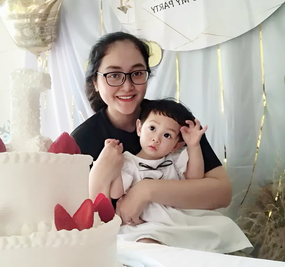 Bé Như Tiền đáng yêu trong vòng tay mẹ