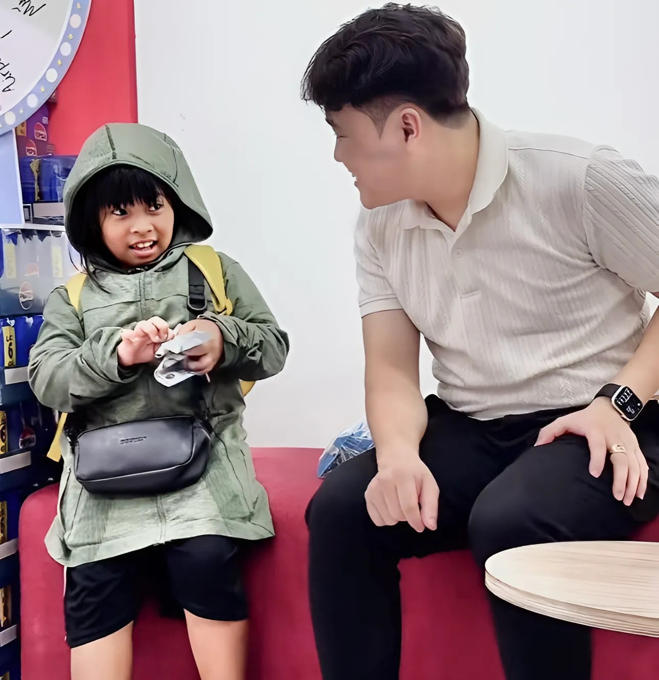 Hành động đẹp của anh đã giúp cô bé vui vẻ hơn