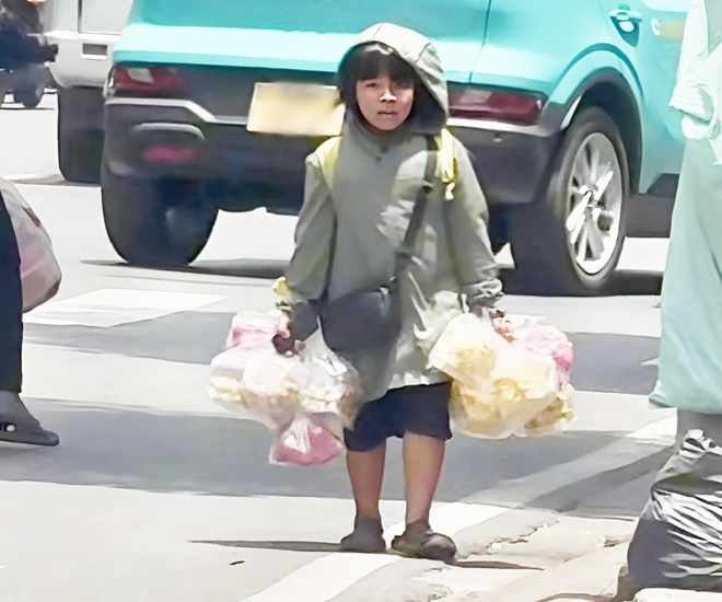 Đứa trẻ mưu sinh với những túi trái cây rong ruổi khắp phố phường