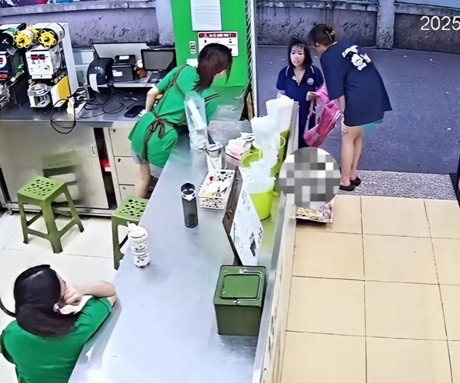 Các bạn nhân viên gọi bé gái vào quán trú mưa