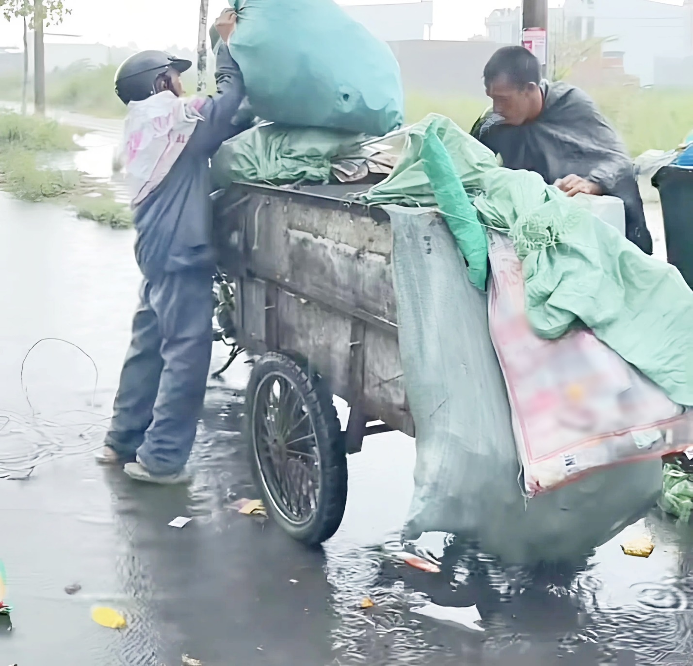 Họ làm việc bất chấp trời nắng nóng hay mưa dầm