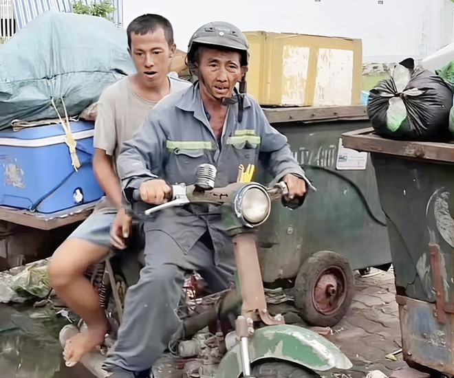 Hai cha con cùng nhau đi thu gom rác hàng ngày