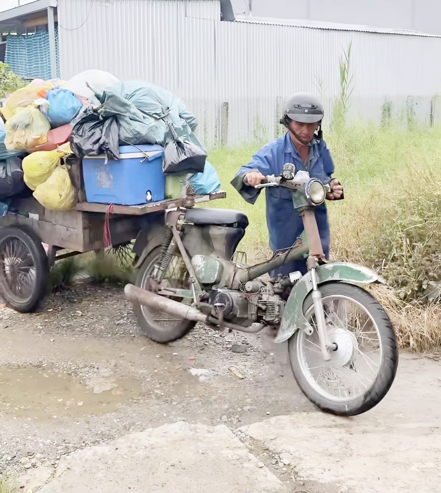 Cứ như vậy, người cha lầm lũi mưu sinh với chiếc xe cũ kỹ