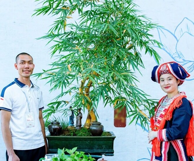 Anh Luân bên cạnh tác phẩm tre bonsai độc đáo