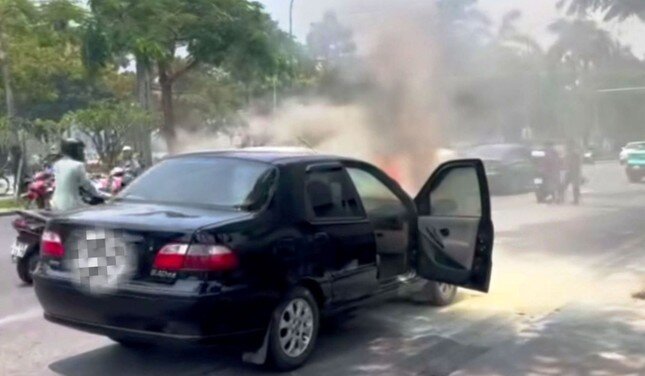 Hiện trường vụ cháy xe ô tô con tại Huế. Ảnh cắt từ clip người đi đường