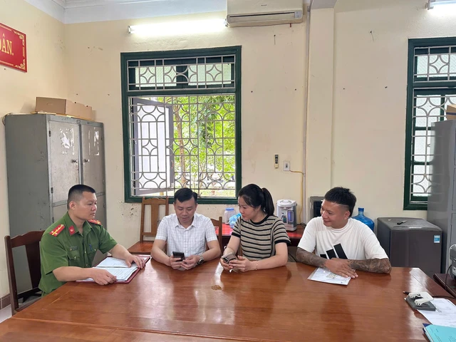 Công an thị trấn Tân Phú đã làm các thủ tục để hai bên trao trả lại số tiền chuyển nhầm. Ảnh: Công an Phú Thọ.