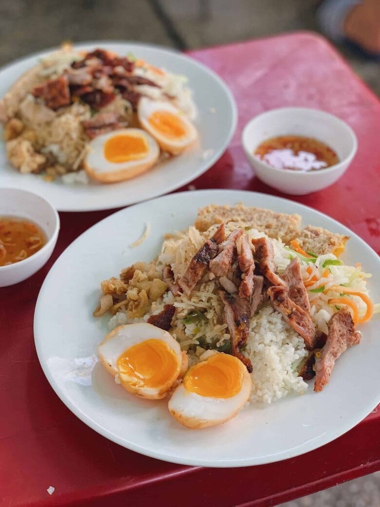 Món trứng kho lòng đào của quán