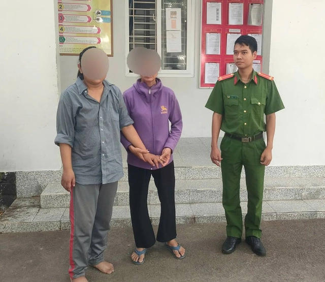 Công an xã Cà Ná kịp thời giúp đỡ người phụ nữ nghi tâm thần đi lạc trở về với gia đình. Ảnh: CANT