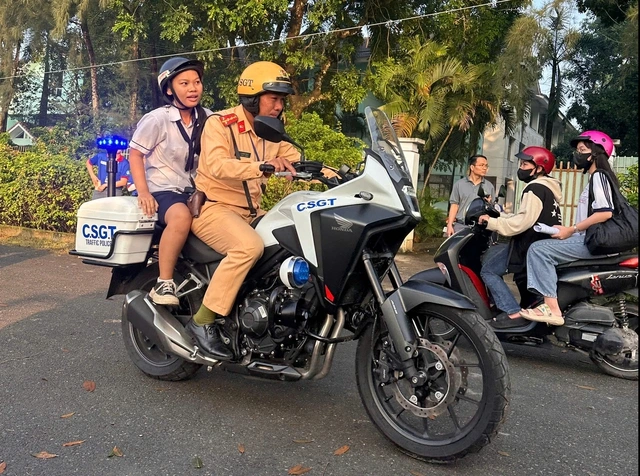 Nhiều bạn thí sinh được CSGT hỗ trợ trong kỳ thi