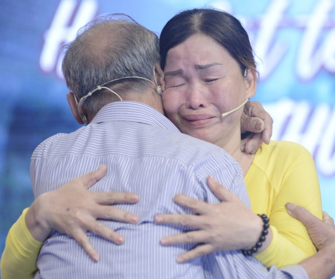 Cô Thu khóc trong vòng tay cha ngày đoàn tụ