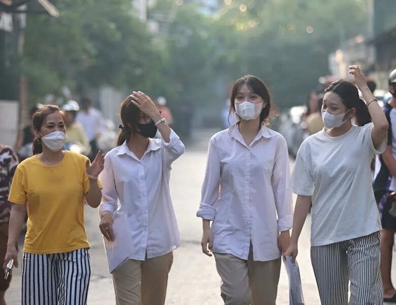 Nhiều phụ huynh đưa con em đến trường dự thi