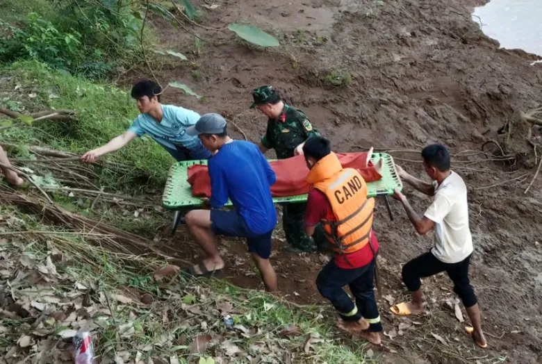 Lực lượng chức năng bàn giao thi thể hai bé trai cho gia đình lo hậu sự. Ảnh: BĐ