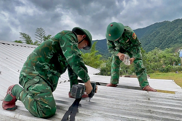 Bộ đội Biên phòng hỗ trợ người dân khắc phục hậu quả. Ảnh: Võ Tiến.