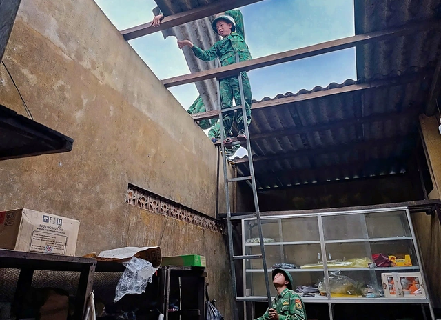 53 ngôi nhà bị tốc mái do dông lốc. Ảnh: Võ Tiến.