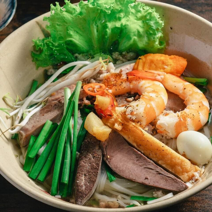 Tô hủ tiếu đẫm nhân hút khách