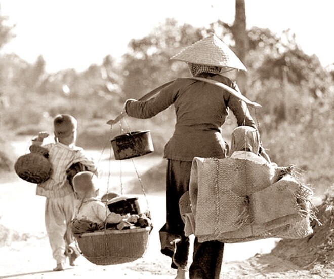 Mẹ nghèo vất vả nuôi con (Ảnh minh họa)
