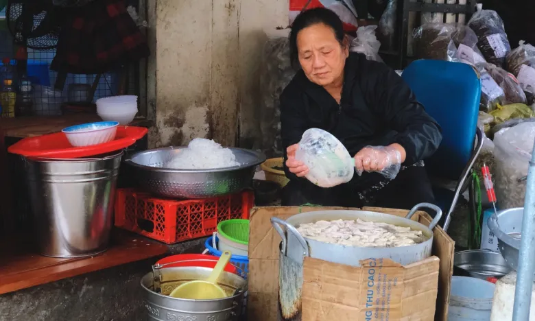 Chủ quán chăm chút từng viên mọc