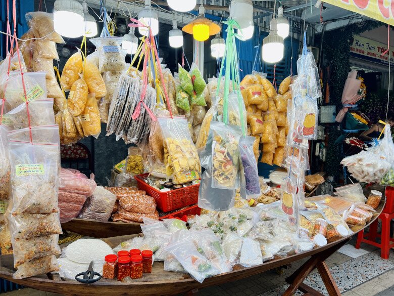 Đây là phố ăn vặt nổi tiếng