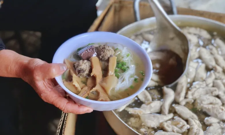 Bán bún mọc ngon từ nước dùng