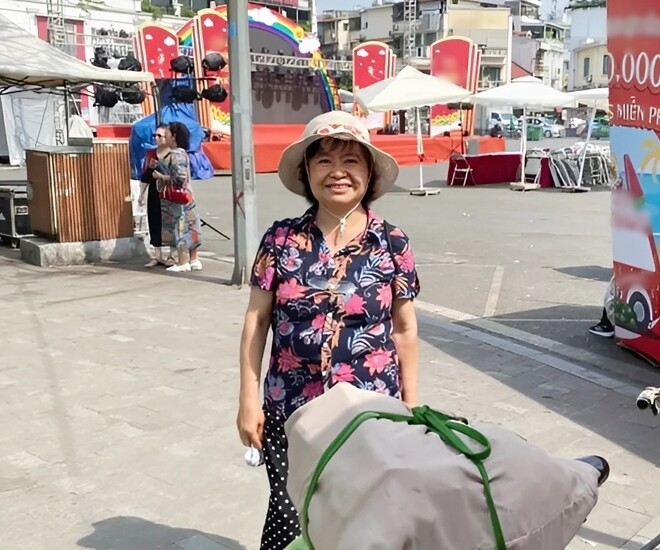 Bà Phương gắn bó với công việc làm sạch bờ hồ đã nhiều năm nay