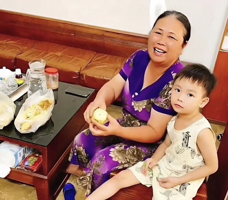 Cậu bé lúc nào cũng quấn quýt và nghe lời bà Thơm